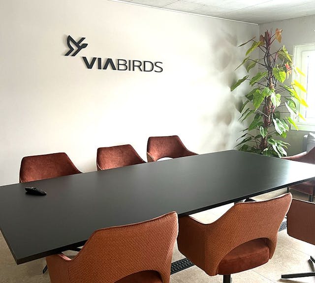 meeting room of viabirds with a plant, chairs and a table